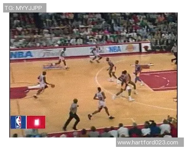 篮球场上飞人迈克尔乔丹的空中飞翔瞬间展现传奇篮球魅力与无与伦比的运动天赋