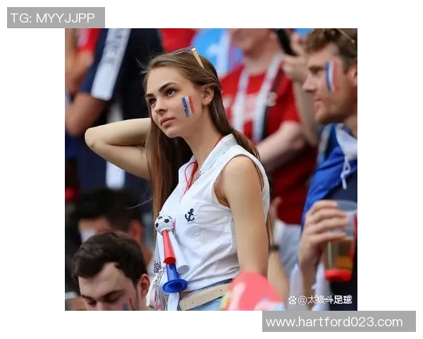 足球明星与他的混血女友在绿茵场上的爱情故事与成长历程 足球明星与他的混血女友在绿茵场上的爱情故事与成长历程